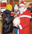  ?? Foto: Hilarius Näßl ?? Auf dem Adventsmar­kt in Hügelshart sammelte der Nikolaus Spenden für die Kartei der Not.