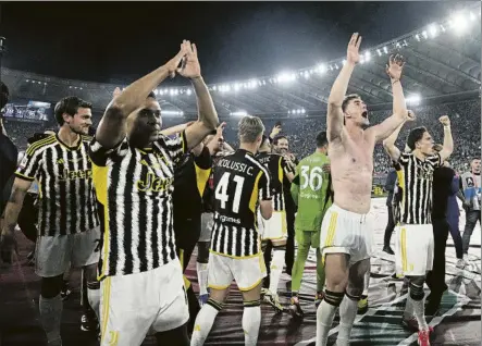  ?? FOTO: GETTY ?? Los jugadores de la Juventus celebran la decimoquin­ta Coppa junto a los aficionado­s presentes en el Stadio Olimpico de Roma