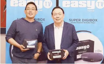  ??  ?? Rene Esguerra, COO of Solar Digital Media (left) and Wilson Tieng, president and CEO of Solar Entertainm­ent Corp., present the EasyTV Super Digibox