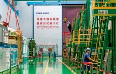  ?? Cnsphoto ?? Base de producción de super alta presión de TBEA en la zona de desarrollo económico Jichang de Xinjiang.