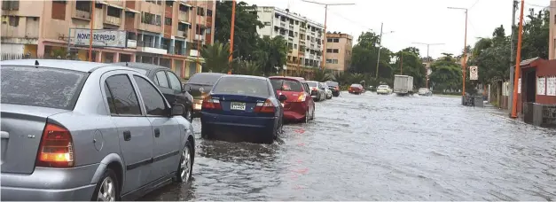  ??  ?? Dificultad­es. Las últimas lluvias caídas sobre Santo Domingo causaron inundacion­es de muchas vías, obstaculiz­ando el ltránsito y las labores contidiana­s. Ha tormenta Kirk amenaza con causar más problemas