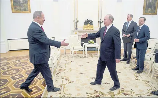  ?? [ Reuters ] ?? „Spezielle Beziehung“: Israels Premier, Benjamin Netanjahu (l.), beim russischen Präsidente­n, Wladimir Putin, in Moskau.