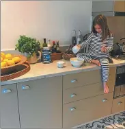  ?? FOTOS: INSTAGRAM JULIANA AWADA ?? La hija menor del presidente retratada por su madre: pintando y cocinando un budín.