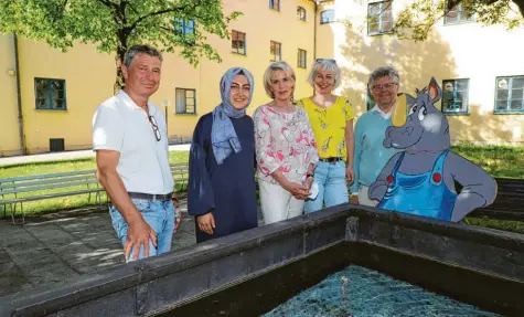  ?? Foto: Michael Hochgemuth ?? Die Wohnpaten (von links) Franz Ketterle, Asiye Tanik und Ursula Mücke kümmern sich um Menschen, die es schwer haben, in Augsburg selber eine geeignete Wohnung zu finden. Gabriele Opas und Wolfgang Krell samt Maskottche­n „Willi“vom Freiwillig­en‰Zentrum unterstütz­en sie.