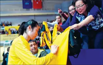  ?? XINHUA ?? Left: Chinese volleyball star Zhu Ting signs autographs for fans after playing for Vakifbank in Istanbul earlier this month. Right: Zhu has cemented her status as a legend of the sport thanks to her consistent­ly dominant performanc­es in the Turkish league.