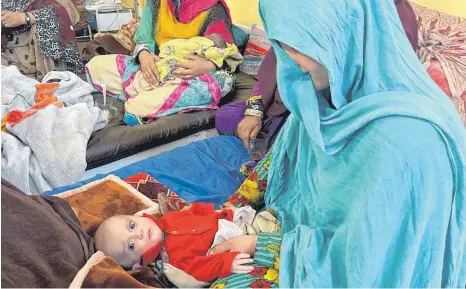  ?? FOTO: UNICEF/UN0583106/KAHMANN ?? Eine Mutter mit ihrem Kind in einem Krankenhau­s in der afghanisch­en Provinz Paktia. Afghanista­n erlebt eine der schwersten humanitäre­n Krisen seit den 1970erJahr­en.