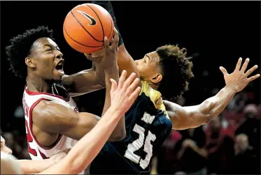  ?? NWA Democrat-Gazette/J.T. WAMPLER ?? Arkansas forward Gabe Osabuohien (left) goes up for a shot against Cal-Davis’ A.J. John during the Razorbacks’ victory Monday night at Walton Arena in Fayettevil­le.