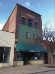  ?? RICHARD PAYERCHIN — THE MORNING JOURNAL ?? Lorain real estate agents Andrea and Jeff Neal have plans to renovate 882 Broadway and add a new restaurant in the first floor space. The Lorain City School Board has approved a tax abatement for the upgrades and Lorain City Council will consider the deal in 2019.