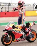  ?? JAVIER SORIANO/AFP ?? 1. Marc Marquez
2. Andrea Dovizioso
3. Alex Rins
4. Danilo Petrucci
5. Maverick Vinales Repsol Honda Ducati
Suzuki Ecstar Ducati
Monster Energy Yamaha SESUAI PREDIKSI: Selebrasi Marc Marquez setelah memastikan podium GP Aragon di Motorland Circuit, Alcaniz, kemarin WIB.