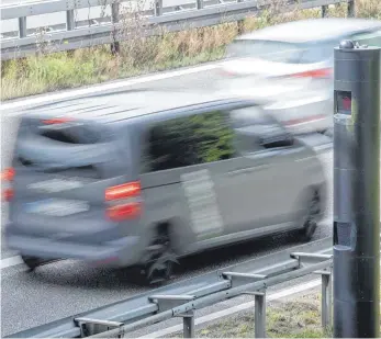  ?? FOTO: MARIJAN MURAT/DPA ?? Die Verkehrsmi­nister von Bund und Ländern haben sich nach monatelang­em Tauziehen auf einen neuen Bußgeldkat­alog geeinigt.