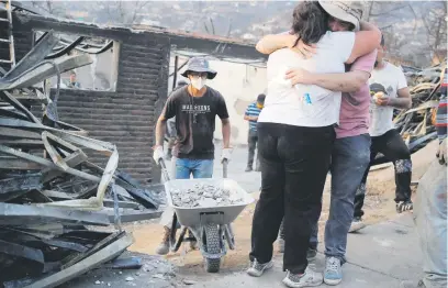 ?? Picture: AFP ?? SURVIVORS. A couple hug after a wildfire in Villa Independen­cia, Chile, on Sunday. The death toll rose to 112 people on Sunday, while 40 active outbreaks are being fought, the interior ministry reported.