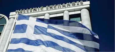  ??  ?? Il palazzo della Borsa di Atene: ieri è arrivato il via libera alla terza tranche di aiuti per la Grecia