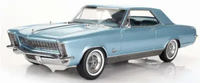  ??  ?? Mitchell hit another one out of the park in ’63 with the introducti­on of the Riviera. Automodell­o has produced a beautiful 1:24 version of the 1965 model—the first with hidden headlights. We reviewed it in Winter 2018.