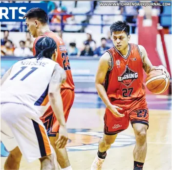  ?? (PBA photo) ?? WWW.WATCHMENDA­ILYJOURNAL.COM
Rey Nambatac steers Blackwater Bossing to a close win over the Meralco Bolts.