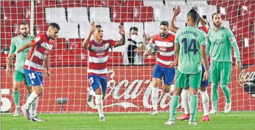  ??  ?? Darwin Machís celebra el 1-2 con el que el Granada amenazó la victoria del Real Madrid en el Nuevo Los Cármenes.