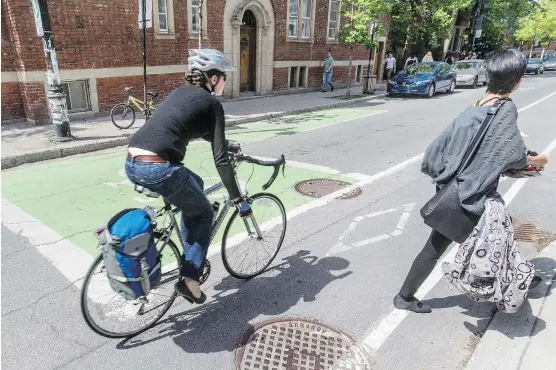  ?? DAVE SIDAWAY ?? Cities across North America are improving infrastruc­ture and raising awareness about the benefits of having commuters give up their cars and switch to two wheels.