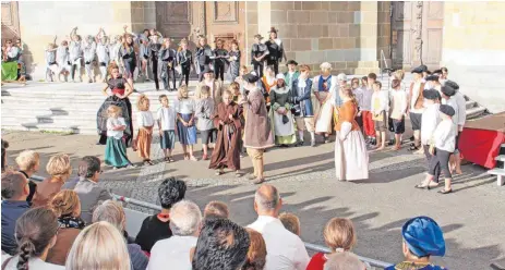  ?? FOTO: WEL ?? Vor der Prachtfass­ade der Basilika führt das Welfenthea­ter mit 70 Kindern und 20 Studenten heuer „Das Geheimnis der Gabler-Orgel“auf.