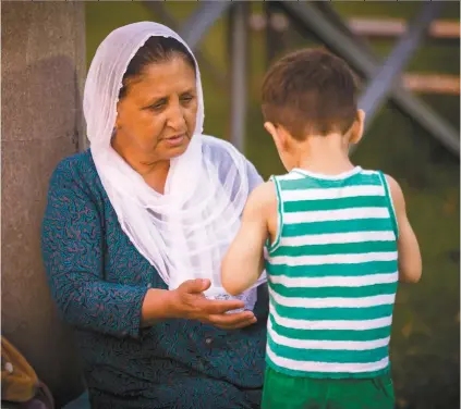  ?? MARIE-FRANCE COALLIER LE DEVOIR ?? Parween Ghulam Mohammad au Parc Bureau, à Sherbrooke, avec son petit fils.