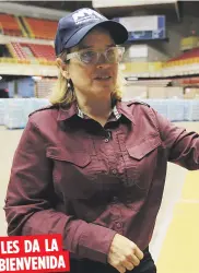  ?? Archivo ?? LES DA LA
BIENVENIDA
La alcaldesa Carmen Yulín Cruz recibió a los voluntario­s estadounid­ense en el estadio Hiram Bithorn en Hato Rey.