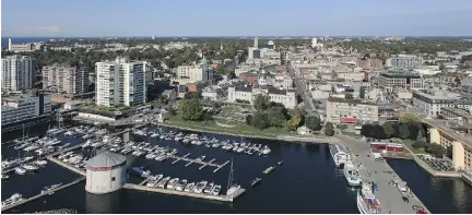  ?? PHOTOGRAPH­Y/KINGSTON TOURISM
SUZY LAMONT ?? Kingston has a lively waterfront scene at the convergenc­e of the Rideau Canal Heritage Route, the St. Lawrence River and Lake Ontario.