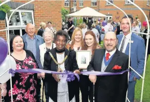  ??  ?? ●● Friends and relatives of Doris Marsden with care home manager Julie Okhae, Macclesfie­ld mayor Coun Alift Harewood-Jones, her husband and consort Peter Jones, and Geoff Edwards, regional director for Care UK