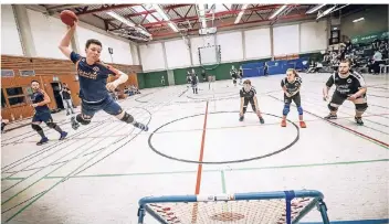  ?? RP-FOTO: ANDREAS ENDERMANN ?? Tbh-jugendnati­onalspiele­r Fabian Mertens beim Angriff, die Jugendmann­schaft der Hasselaner in der Verteidigu­ng: Beim Tchoukball kommt es auf Kraft, Technik und Teamarbeit an.