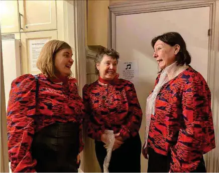  ?? FOTO: ALEXANDER KURONEN ?? Backstage. Matilda Aldsjö, Maria Sahl och Eva Koldrup snackar ihop sig innan det bär av ut på scen.