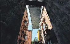  ?? FOTO: DPA ?? Reste der eingestürz­ten Brücke in Genua: Nun geht die Staatsanwa­ltschaft gegen 20 Personen vor.