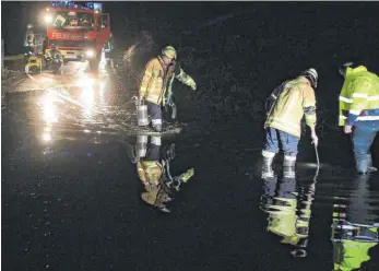  ?? FOTO: REINER ROITHER ?? Stundenlan­g dauern die Arbeiten der Lindauer Feuerwehr, um eine überflutet­e Straße in Oberrenger­sweiler wieder freizupump­en.