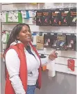  ?? FOTO: LUDEWIG ?? Normina Stellathua­ri hat im Vodafone-Shop mitgearbei­tet.