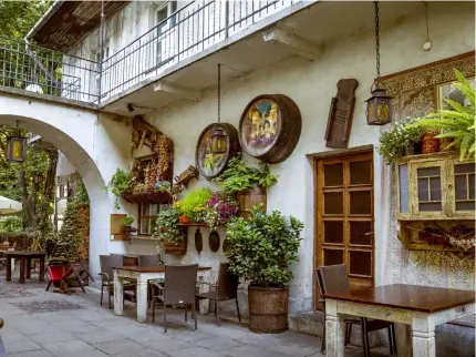  ?? PHOTOS: © MIKOLAJ64 | DREAMSTIME.COM, © LUCA ROGGERO | DREAMSTIME.COM ?? History and Tradition: Restaurant in Kazimierz, the Jewish Quarter (top); and trumpet player inside St. Mary’s Basilica