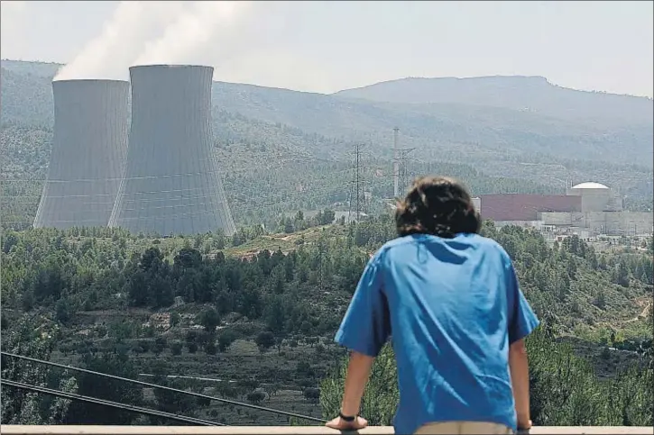  ?? HEINO KALIS / REUTERS / ARCHIVO ?? Un hombre observa la central nuclear de Cofrentes, en la provincia de Valencia