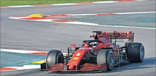  ??  ?? Sebastian Vettel con el Ferrari el viernes 21 de febrero durante el tercer día de la primera tanda de test de pretempora­da en Montmeló.