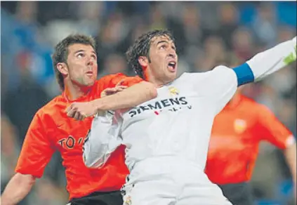  ?? FOTO: EFE ?? El ‘Ushiro-Nage’ de Marchena a Raúl, un penalti escandalos­o El Madrid evitó en el último minuto caer en casa ante el Valencia en 2004