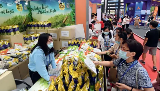  ?? ?? Visitors select goods at the 18th China-ASEAN Expo in Nanning, Guangxi Zhuang Autonomous Region, on September 11, 2021