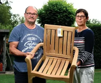  ?? FOTO SERGE MINTEN ?? Erik en Martine met hun ‘nagelnieuw­e’ stoel met barsten. Meegenomen is meegenomen, aldus Pelckmans.