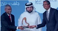  ??  ?? Shaikh Ahmad bin Mohammed bin Rashid Al Maktoum gives away the award to Nrupaditya Singhdeo and Ganesh Sivaraman.