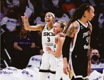  ?? Mike Mattina / Getty Images ?? Chicago’s Candace Parker (3), who scored 16 points, and teammate Courtney Vandersloo­t react to a second-half play during a win at Phoenix in Game 1 of the WNBA Finals.