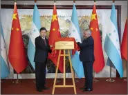  ?? (AP/Xinhua/Li Tao) ?? China’s Foreign Minister Qin Gang (left) and his Honduran counterpar­t, Enrique Reina, unveil the Honduras Embassy plate during the inaugurati­on of the embassy Sunday in Beijing.
