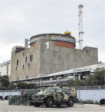  ?? Alexander Ermochenko / Reuters ?? Un vehicle blindat de Rússia, a la central nuclear de Zaporíjia, a Ucraïna.