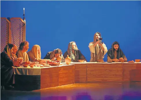  ?? LAURA AYERBE ?? Un momento de la última cena durante la representa­ción de ‘La Pasión’, ayer en el teatro de Salesianos de Huesca.