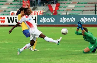  ??  ?? Potenza Un’azione sottoporta del biancoross­o italo-ghanese Gyasi: ottima la sua partenza stagionale (Foto Sport Bordoni)