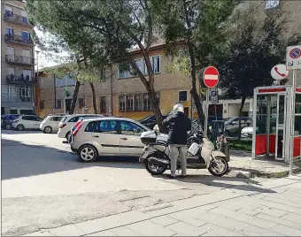  ??  ?? Piazza Giacomini Con il restyling nell’ambito del Pir spariranno aiuola e parcheggi