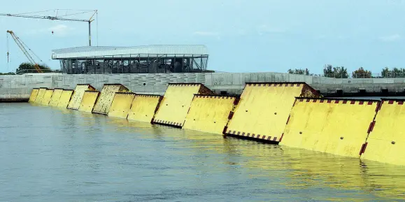  ??  ?? In allineamen­to Le 18 paratoie del Mose a Chioggia nel test di domenica. Si sono alzate in 4 blocchi in poco più di un’ora (Foto Errebi)