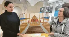  ?? Foto: Dagmar Hub ?? Das künftige Einstein-Museum hat ein neues wichtiges Exponat: Caroline Grünbaum und Sabine Presuhn (von links) halten die einzige Darstellun­g des Inneren der alten Ulmer Synagoge.