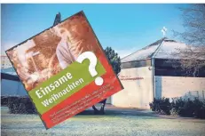  ?? FOTOS: JASI/ALBERTS ?? Im Vordergrun­d der Auferstehu­ngskirche in Weckhoven ist ein Ausschnitt von einem der Flyer zu sehen, die dort verteilt wurden.