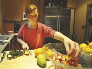  ?? YUMA SUN FILE PHOTO ?? RACHEL LORD works in the kitchen at her home, preparing a fruit salad for dinner.