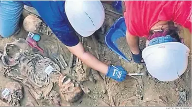  ?? AMEDE SAN FERNANDO ?? Trabajos de excavación en la fosa común número 2 del cementerio de San Fernando, de archivo.