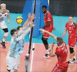  ?? (Photo Patrice Lapoirie) ?? Maîtres du derby, les Cannois (en rouge) tiennent les commandes de la Ligue B avant un déplacemen­t à Saint-Quentin (3e) le 3 janvier.