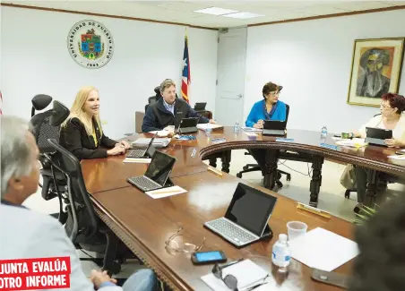  ??  ?? La presidenta Nivia A. Fernández, compareció a la reunión de la Junta de Gobierno de la Universida­d de Puerto Rico para discutir la segunda investigac­ión sobre el otorgamien­to de las becas presidenci­ales. JUNTA EVALÚA OTRO INFORME